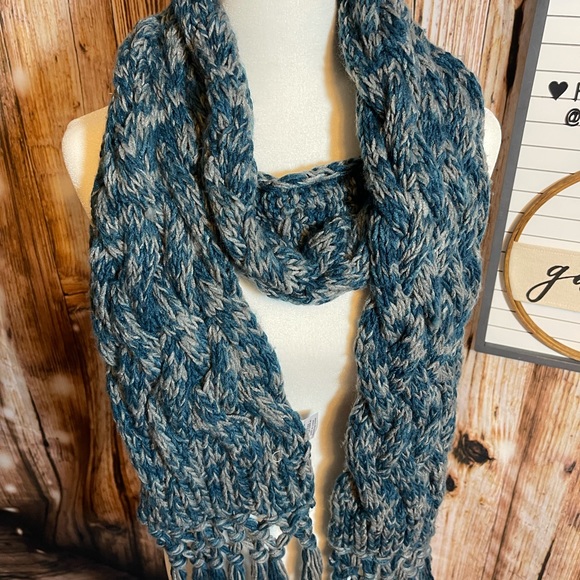 Chunky Knit Grey Heather 100% Acrylic Scarf W/ Tassels 86” Long Great Condition - Picture 2 of 2